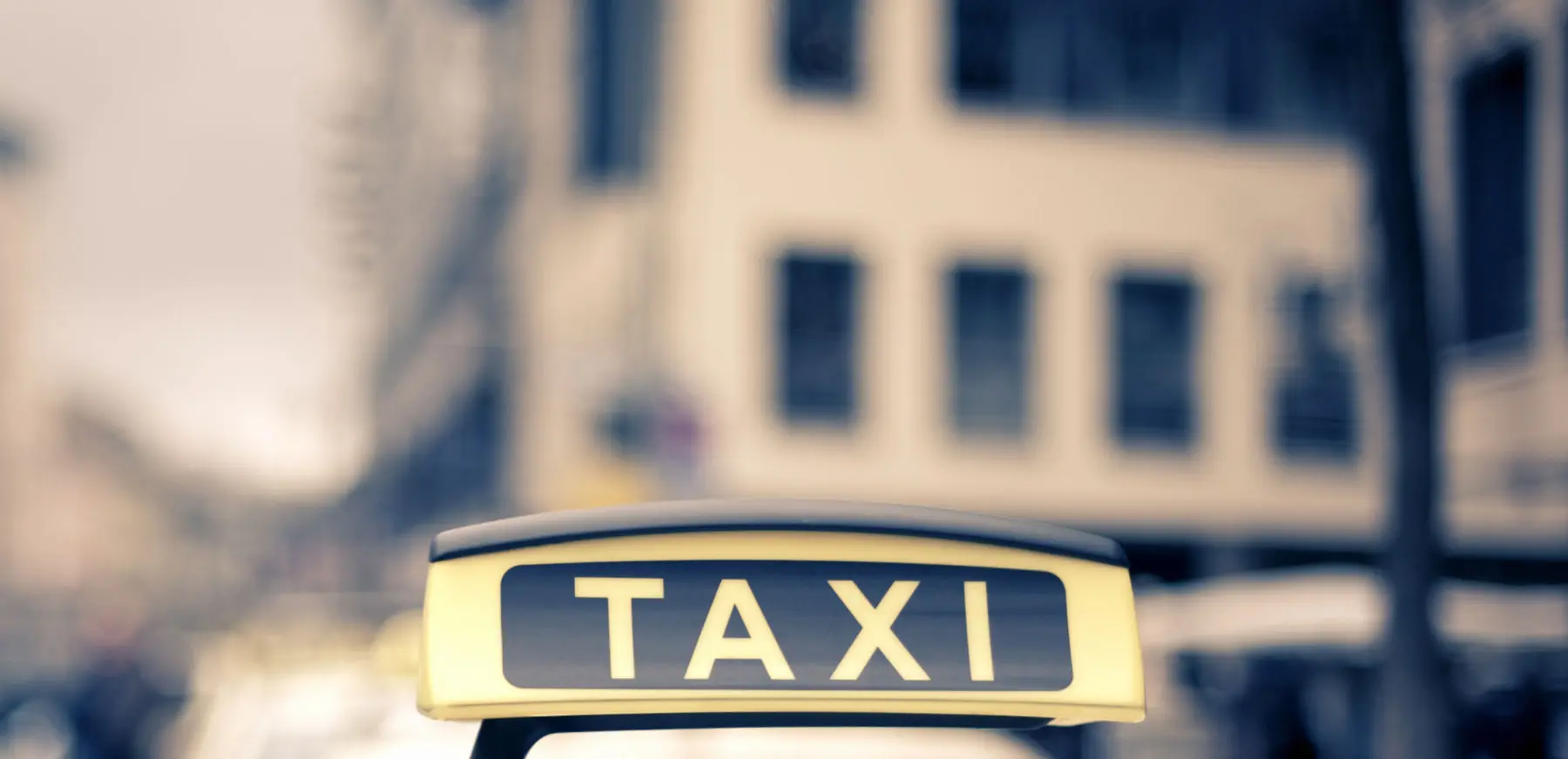Taxischild auf dem Dach eines Taxis